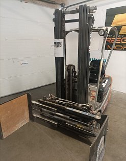 Elektrický vysokozdvižný vozík Still 50-15 s kleštěmi